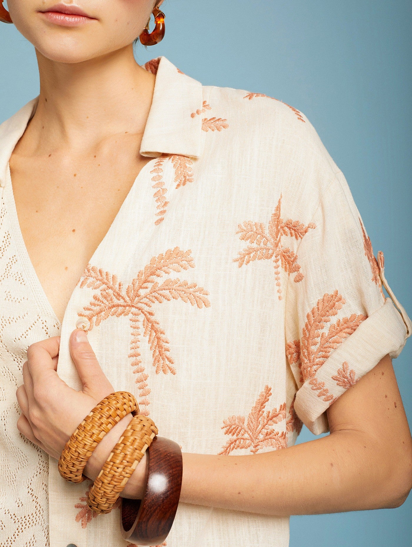 Camicia con ricamo palme