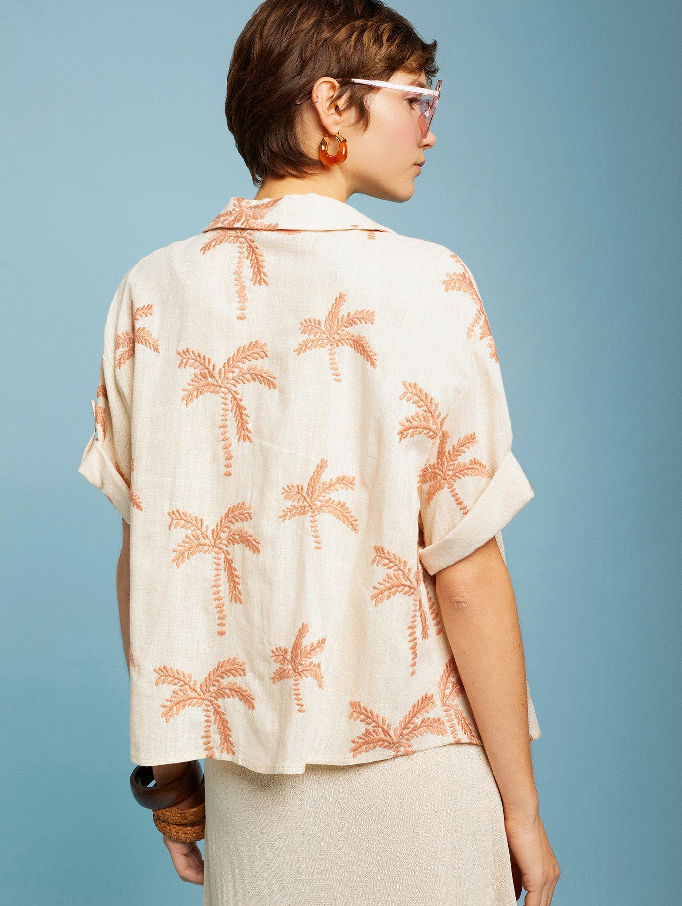 Camicia con ricamo palme