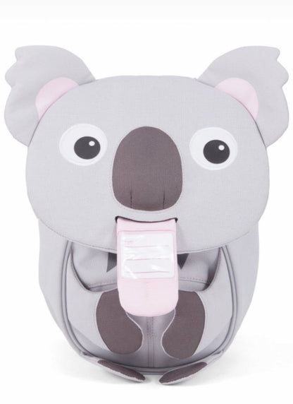 Parte della linea Small Water Friends del marchio tedesco Affenzhan, questo bellissimo zainetto per l’asilo farà impazzire qualunque bambino e piacerà anche agli adulti perché eco-friendly e ricco di dettagli tecnici di alta qualità! Piccolo ma capiente (4 litri di capacità), non è solamente un semplice zainetto, ma anche un fantastico compagno di giochi, un amico di mille avventure e un giocattolo 3D che stimolerà la fantasia, aiuterà la manualità e incoraggerà i bambini ad inventare infinite storie!