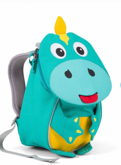 Parte della linea Small Water Friends del marchio tedesco Affenzhan, questo bellissimo zainetto per l’asilo farà impazzire qualunque bambino e piacerà anche agli adulti perché eco-friendly e ricco di dettagli tecnici di alta qualità! Piccolo ma capiente (4 litri di capacità), non è solamente un semplice zainetto, ma anche un fantastico compagno di giochi, un amico di mille avventure e un giocattolo 3D che stimolerà la fantasia, aiuterà la manualità e incoraggerà i bambini ad inventare infinite storie!