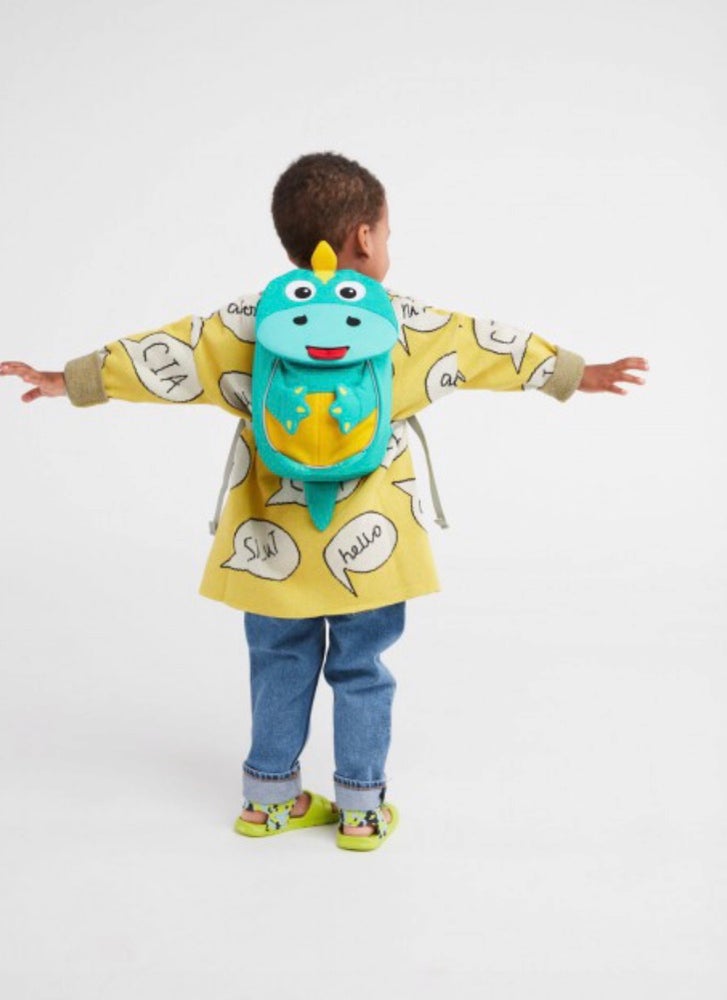 Parte della linea Small Water Friends del marchio tedesco Affenzhan, questo bellissimo zainetto per l’asilo farà impazzire qualunque bambino e piacerà anche agli adulti perché eco-friendly e ricco di dettagli tecnici di alta qualità! Piccolo ma capiente (4 litri di capacità), non è solamente un semplice zainetto, ma anche un fantastico compagno di giochi, un amico di mille avventure e un giocattolo 3D che stimolerà la fantasia, aiuterà la manualità e incoraggerà i bambini ad inventare infinite storie!