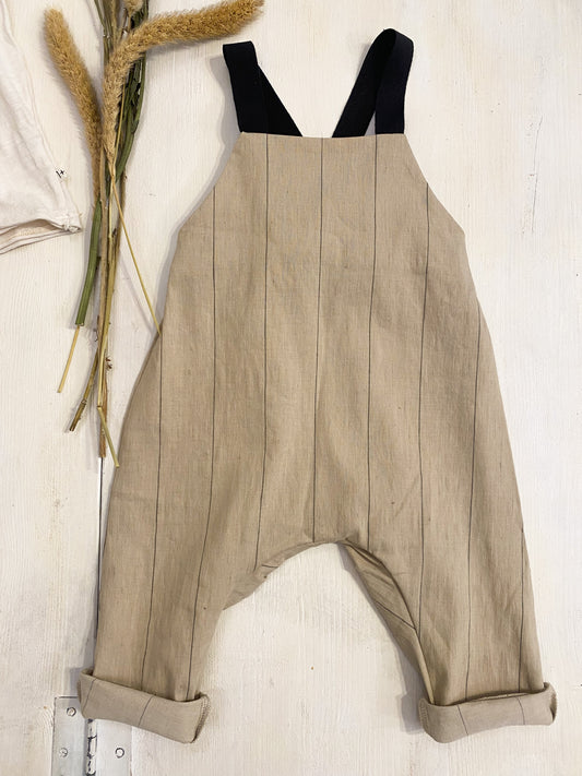 Salopette in cotone beige riga nera, bretelle nere.