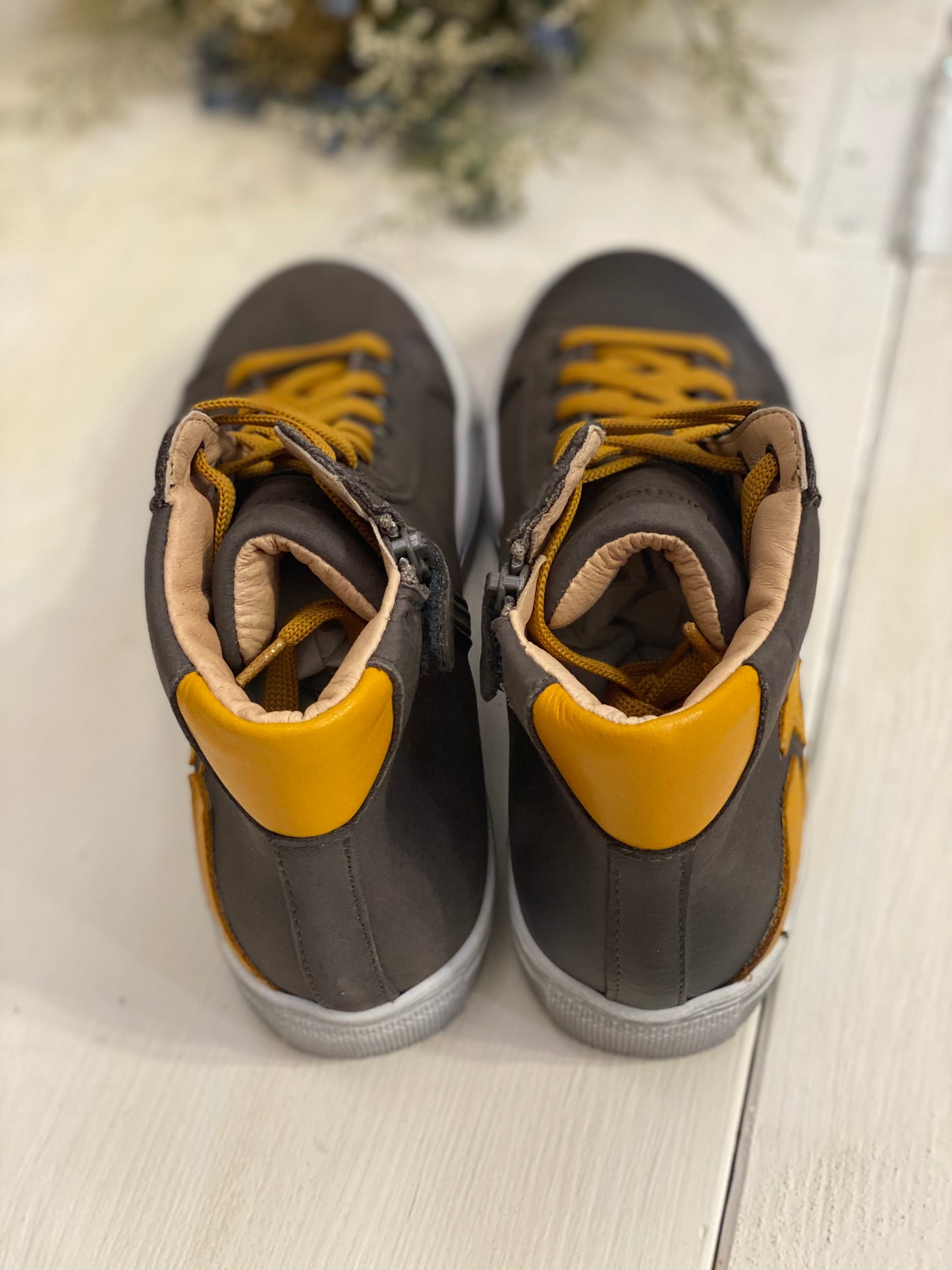 DIANETTI sneakers alta per bambino in pelle colore taupe e giallo