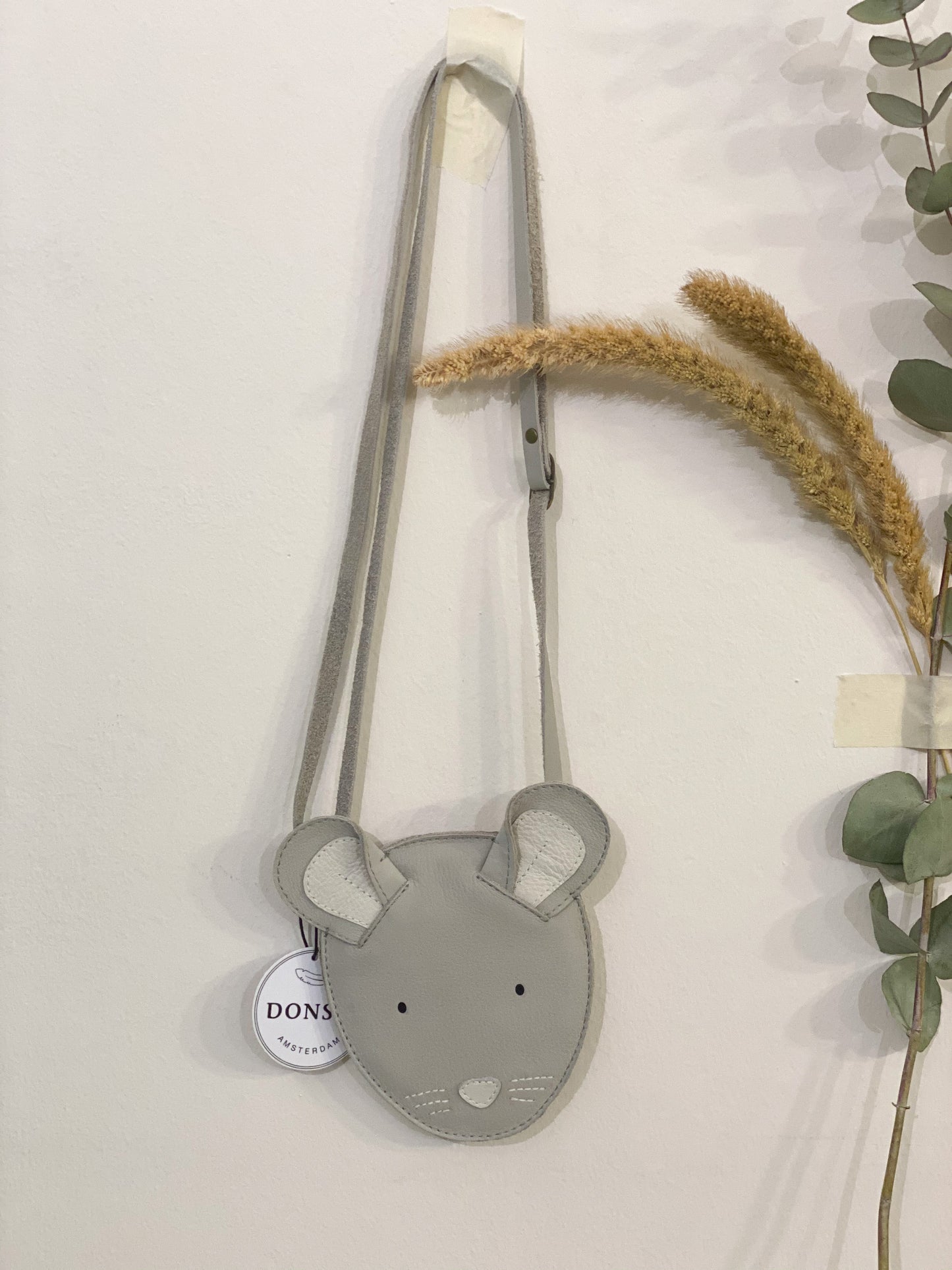 Borsetta in pelle con tracolla a forma di topolino.   Quali tesori manterrà il tuo piccolo nella sua borsetta?  La borsa ha una cinghia regolabile ed è facile da chiudere grazie alla cerniera. 