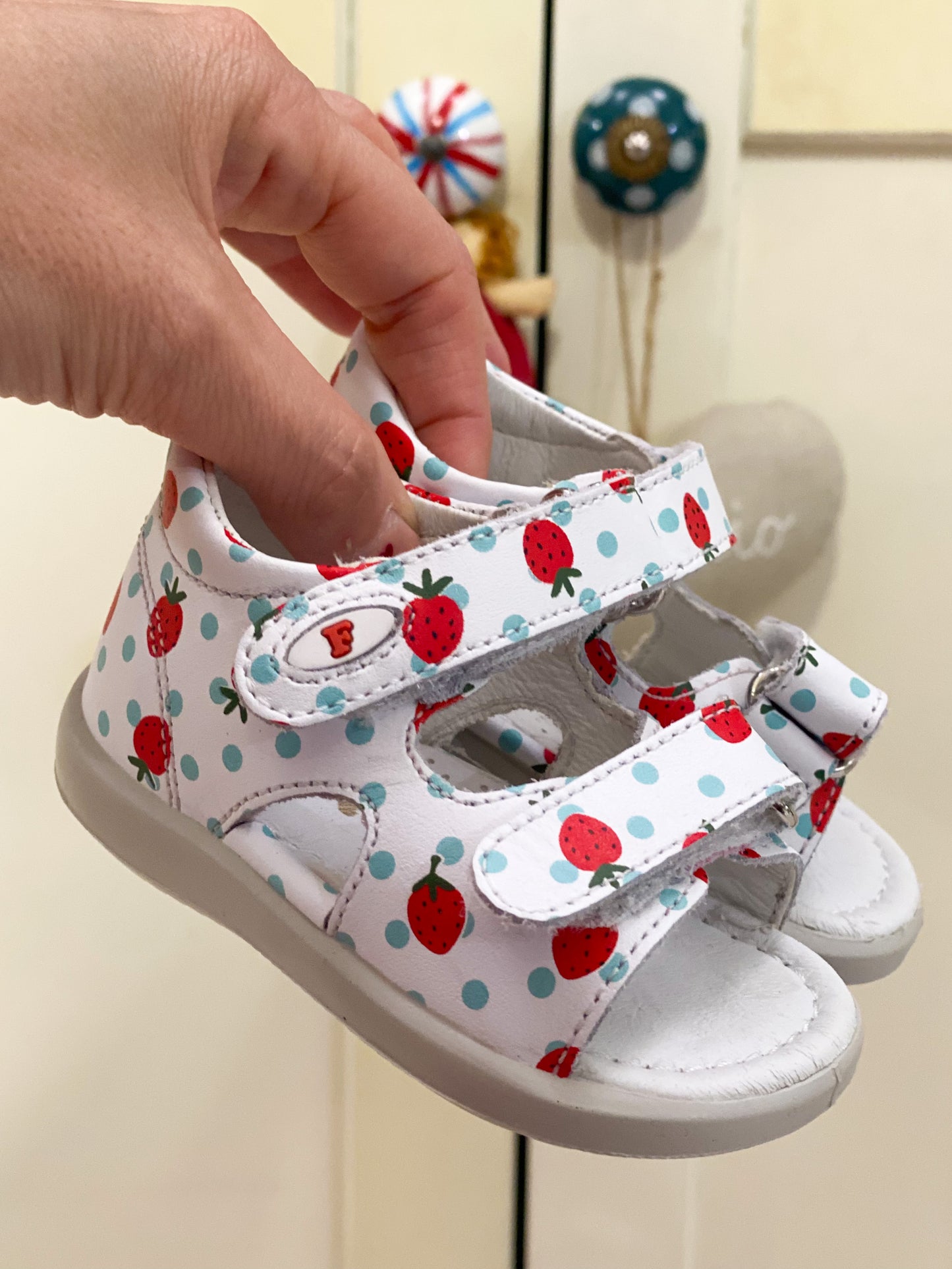 Sandalini pelle bianca stampa fragole e pois