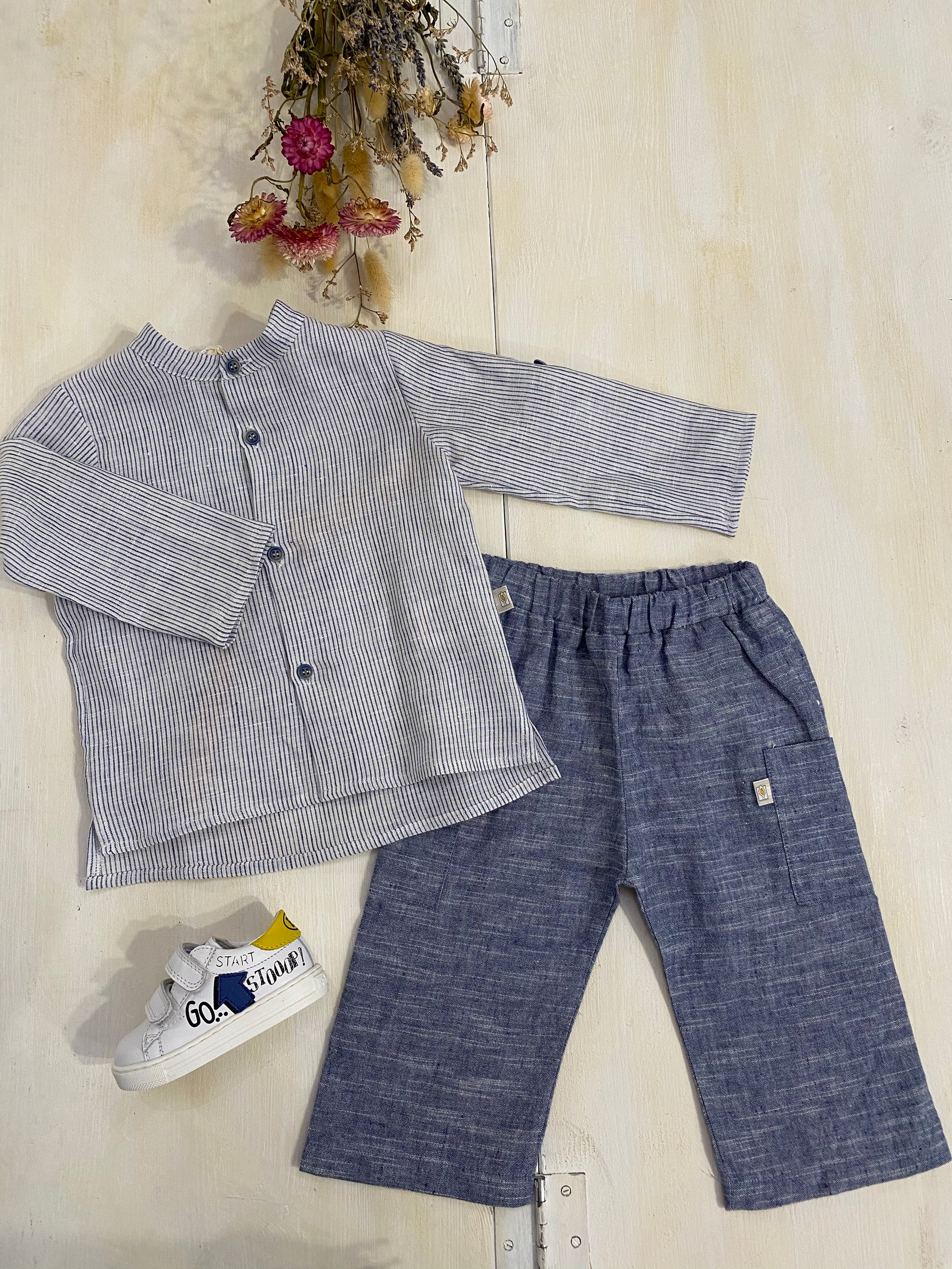 Un must Filobio, questo pantalone lungo con tasche applicate. Modello unisex, per bimba e bimbo, ampio, dal taglio dritto, in vita un morbidissimo elastico per adattarsi sempre ai naturali movimenti del pancino. 