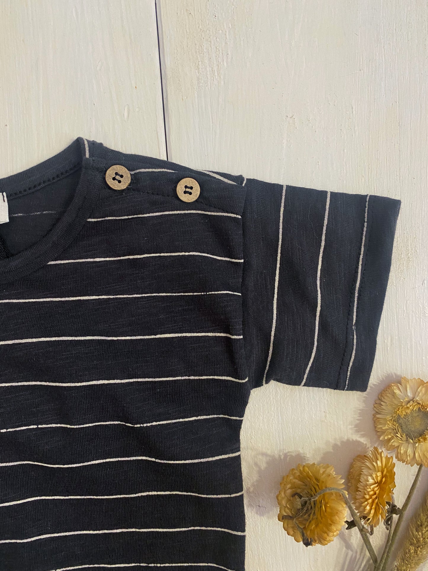 T-shirt in cotone colore graphite a righe bianche