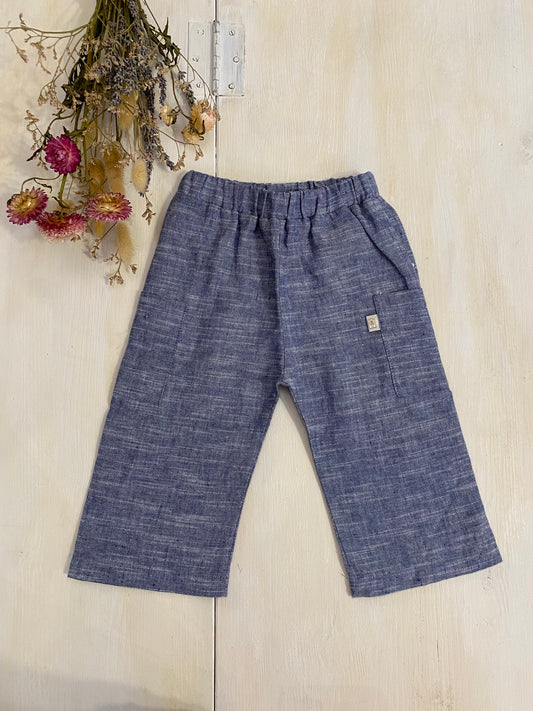 Un must Filobio, questo pantalone lungo con tasche applicate. Modello unisex, per bimba e bimbo, ampio, dal taglio dritto, in vita un morbidissimo elastico per adattarsi sempre ai naturali movimenti del pancino. 