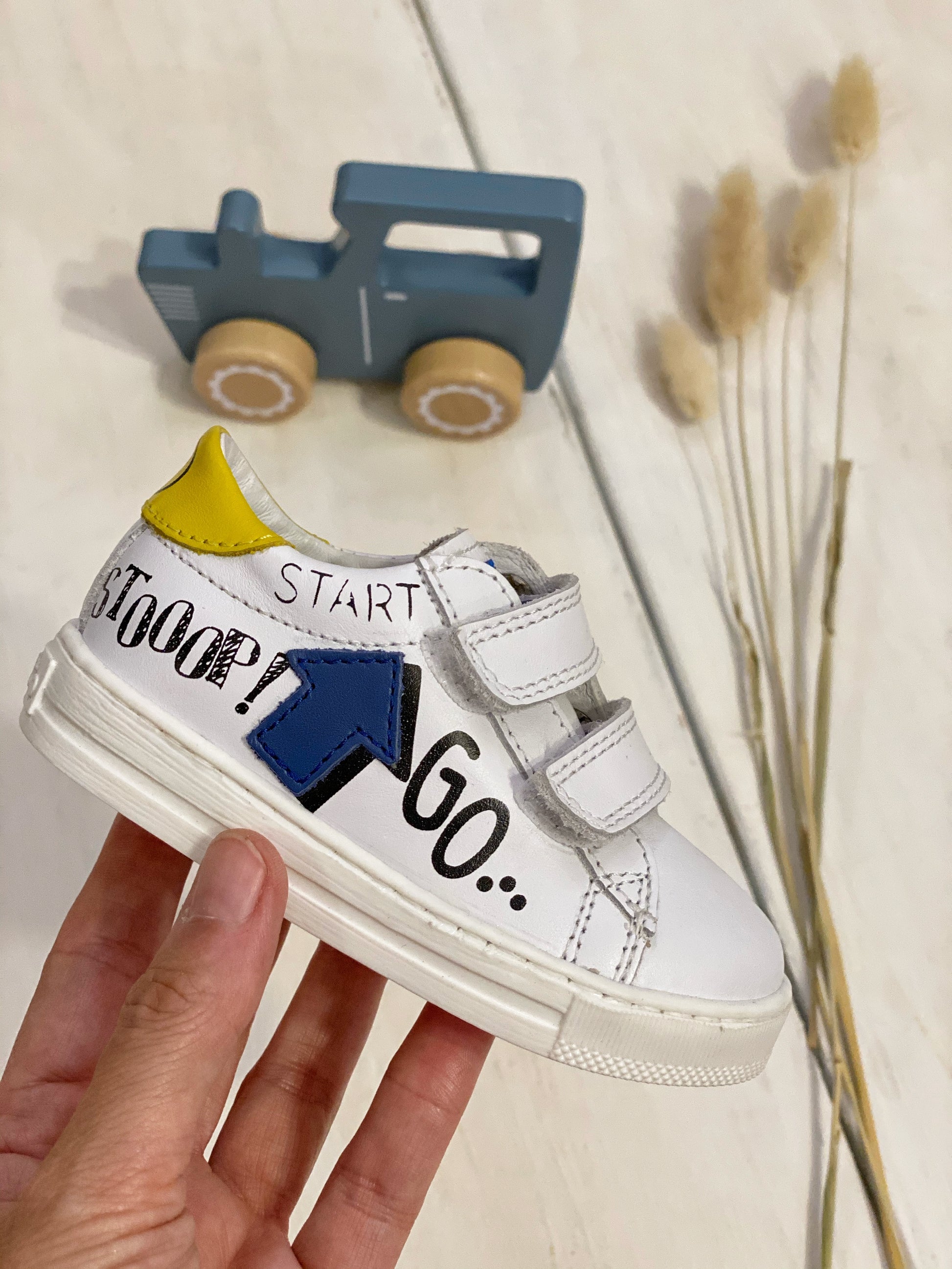 Sneaker bassa decorata da una stampa grafica e da un patch a freccia a contrasto, che crea un ironico effetto tridimensionale