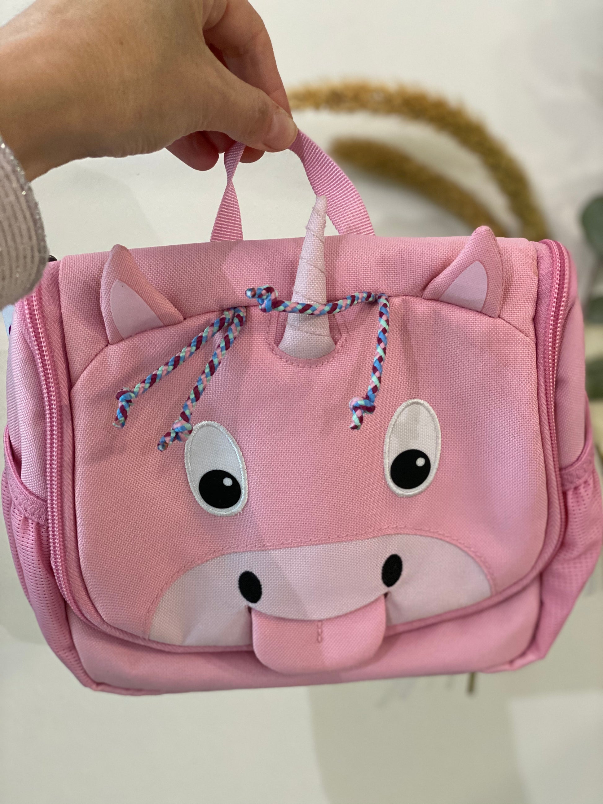 Un bellissimo accessorio che farà impazzire tutti i bambini, ideale per portare spazzolino, deodorante o salviette.