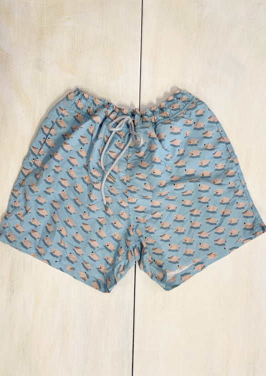 Boxer uomo colore azzurro chiaro con piccoli maialini rosa. Elastico in vita e coulisse per regolare la larghezza. Tasca con bottone dietro .   
