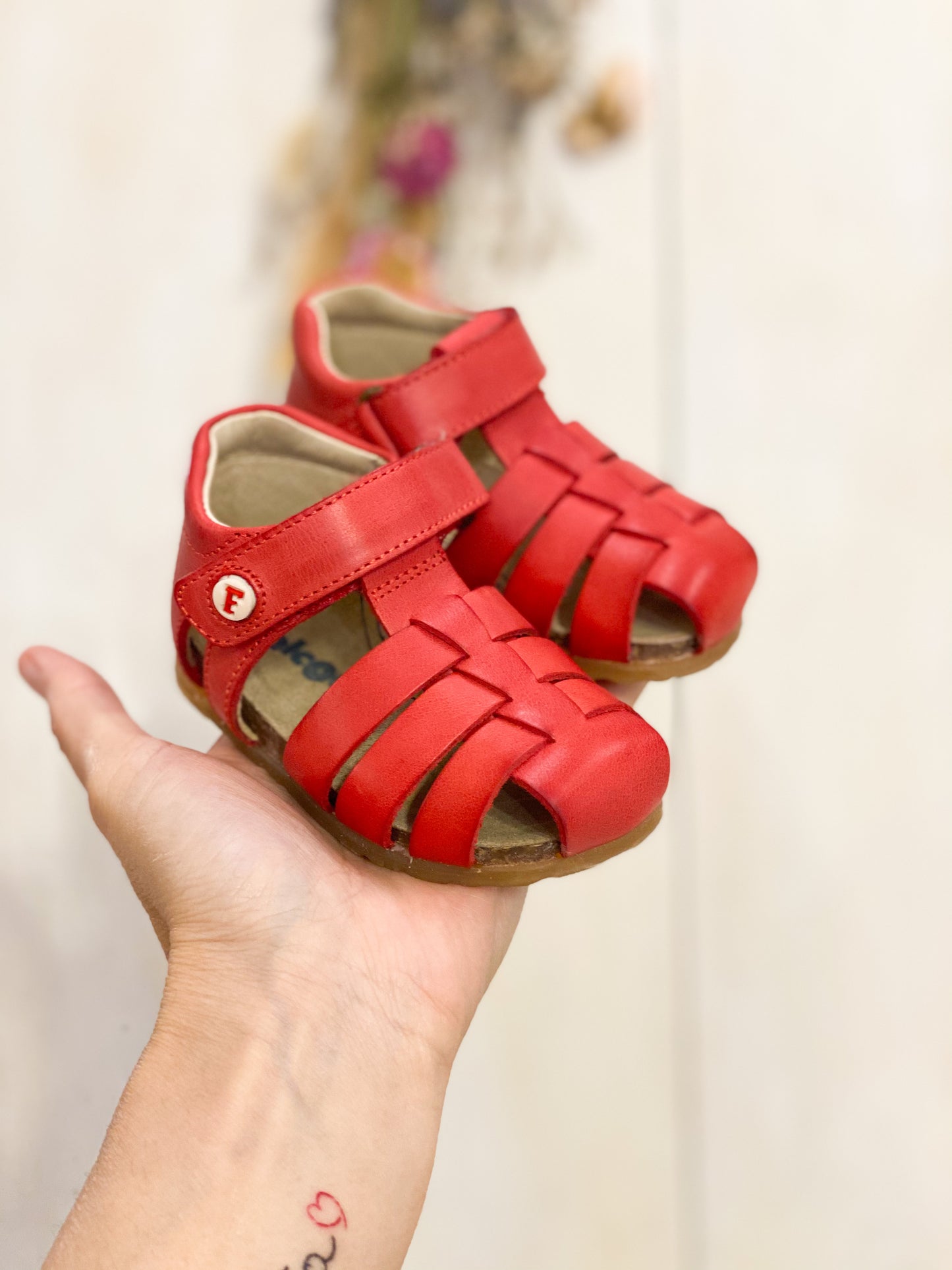 Sandalini a gabbietta in pelle colore rosso