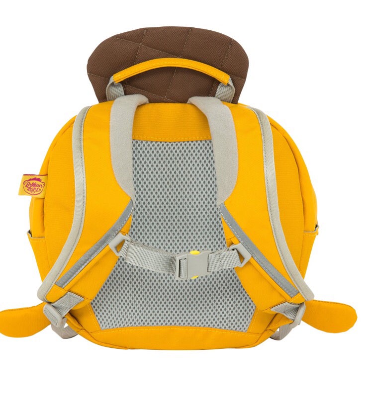 Parte della linea Small Water Friends del marchio tedesco Affenzhan, questo bellissimo zainetto per l’asilo farà impazzire qualunque bambino e piacerà anche agli adulti perché eco-friendly e ricco di dettagli tecnici di alta qualità! Piccolo ma capiente (4 litri di capacità), non è solamente un semplice zainetto, ma anche un fantastico compagno di giochi, un amico di mille avventure e un giocattolo 3D che stimolerà la fantasia, aiuterà la manualità e incoraggerà i bambini ad inventare infinite storie!
