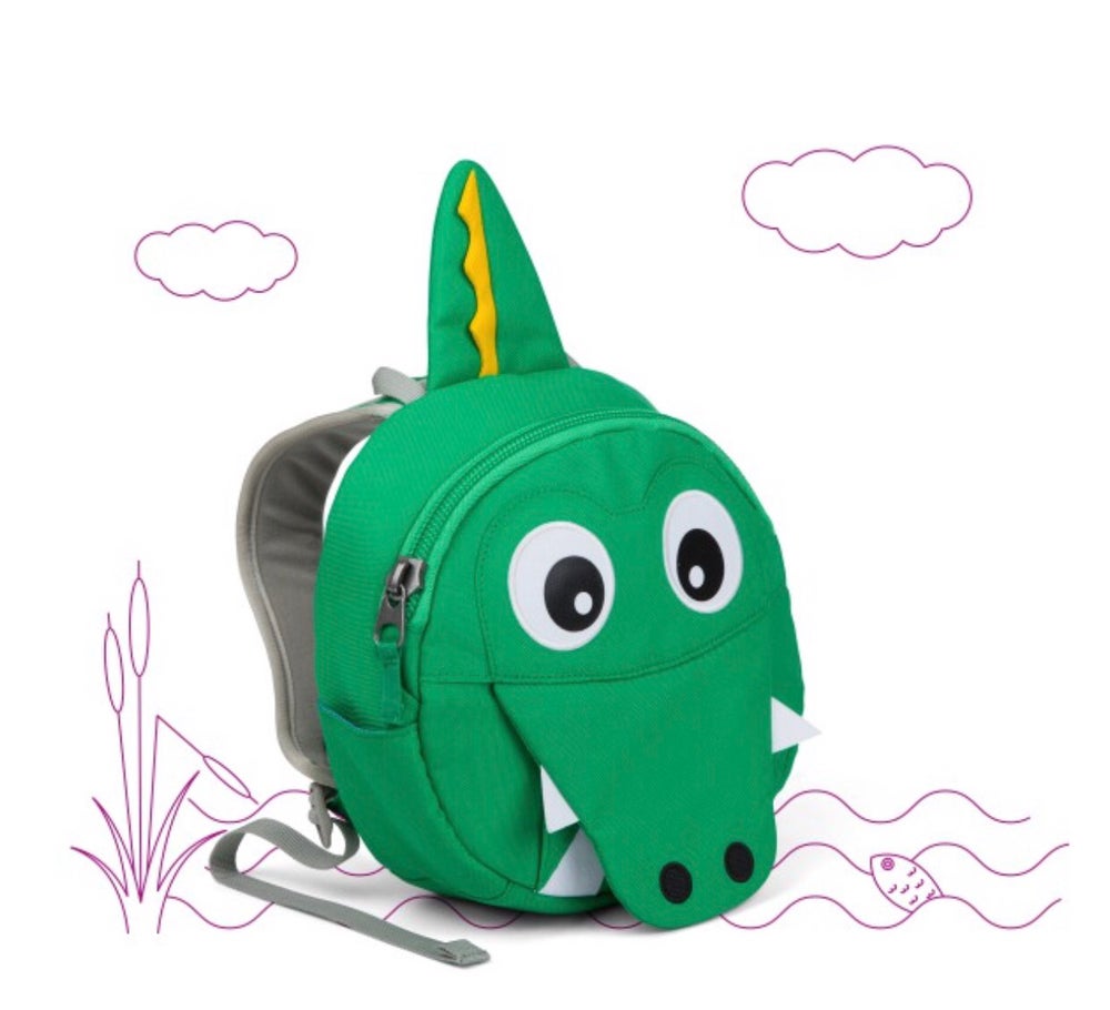 Parte della linea Small Water Friends del marchio tedesco Affenzhan, questo bellissimo zainetto per l’asilo farà impazzire qualunque bambino e piacerà anche agli adulti perché eco-friendly e ricco di dettagli tecnici di alta qualità! Piccolo ma capiente (4 litri di capacità), non è solamente un semplice zainetto, ma anche un fantastico compagno di giochi, un amico di mille avventure e un giocattolo 3D che stimolerà la fantasia, aiuterà la manualità e incoraggerà i bambini ad inventare infinite storie!