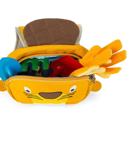 Parte della linea Small Water Friends del marchio tedesco Affenzhan, questo bellissimo zainetto per l’asilo farà impazzire qualunque bambino e piacerà anche agli adulti perché eco-friendly e ricco di dettagli tecnici di alta qualità! Piccolo ma capiente (4 litri di capacità), non è solamente un semplice zainetto, ma anche un fantastico compagno di giochi, un amico di mille avventure e un giocattolo 3D che stimolerà la fantasia, aiuterà la manualità e incoraggerà i bambini ad inventare infinite storie!