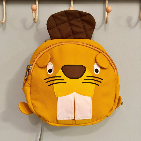 Parte della linea Small Water Friends del marchio tedesco Affenzhan, questo bellissimo zainetto per l’asilo farà impazzire qualunque bambino e piacerà anche agli adulti perché eco-friendly e ricco di dettagli tecnici di alta qualità! Piccolo ma capiente (4 litri di capacità), non è solamente un semplice zainetto, ma anche un fantastico compagno di giochi, un amico di mille avventure e un giocattolo 3D che stimolerà la fantasia, aiuterà la manualità e incoraggerà i bambini ad inventare infinite storie!